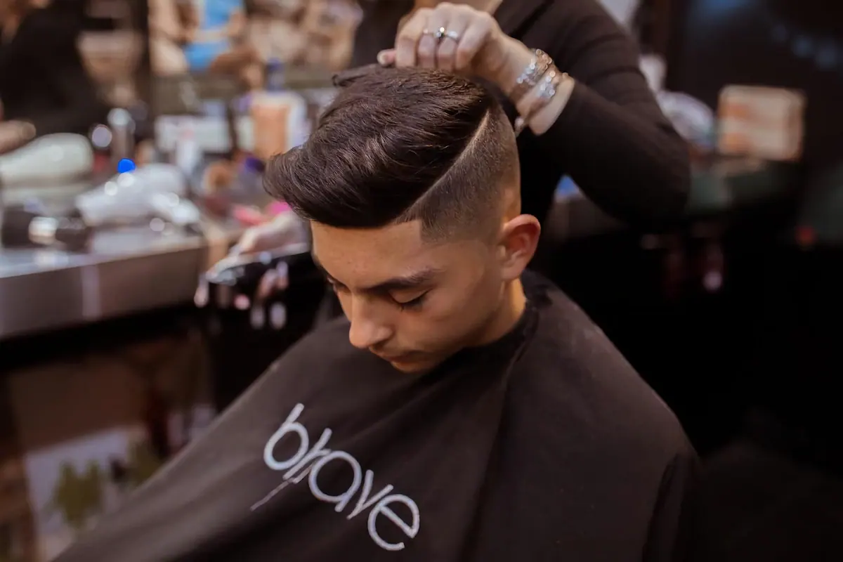 Barbeiro fazendo a barba de um cliente