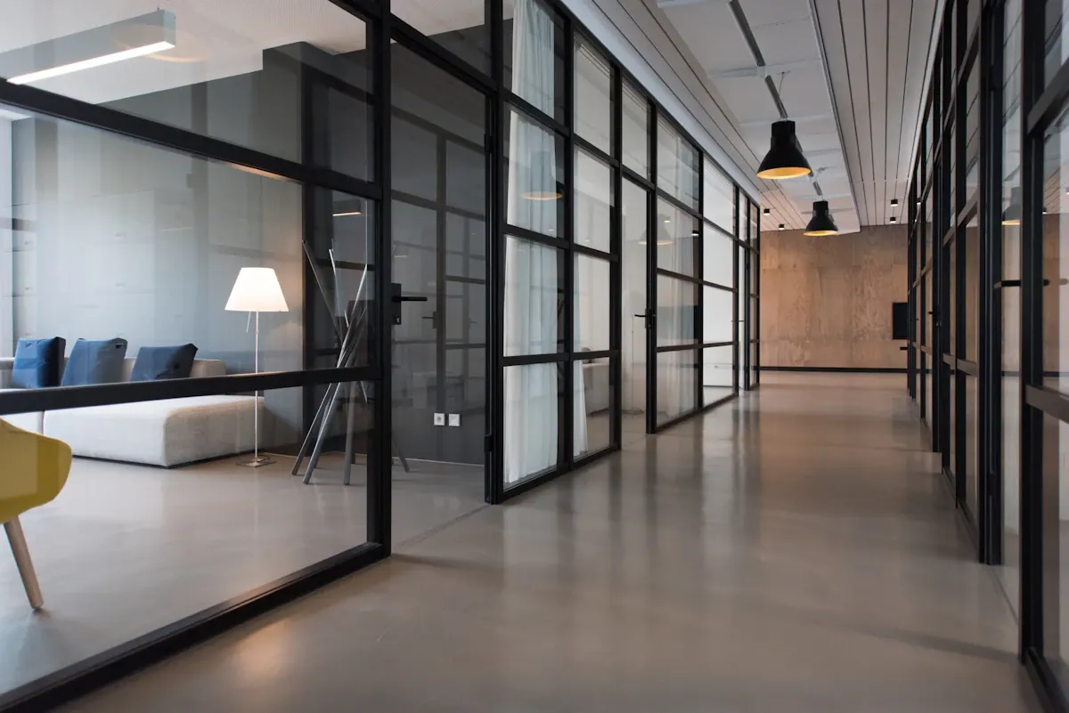 Escritório do Estúdio Vértice com mesas de trabalho e maquetes