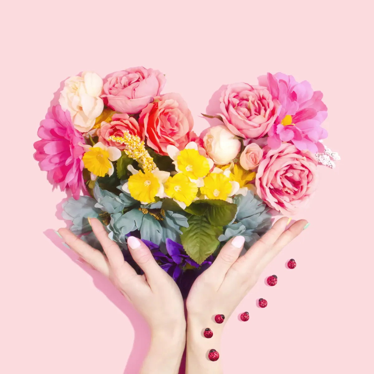 Buquê de rosas avermelhadas