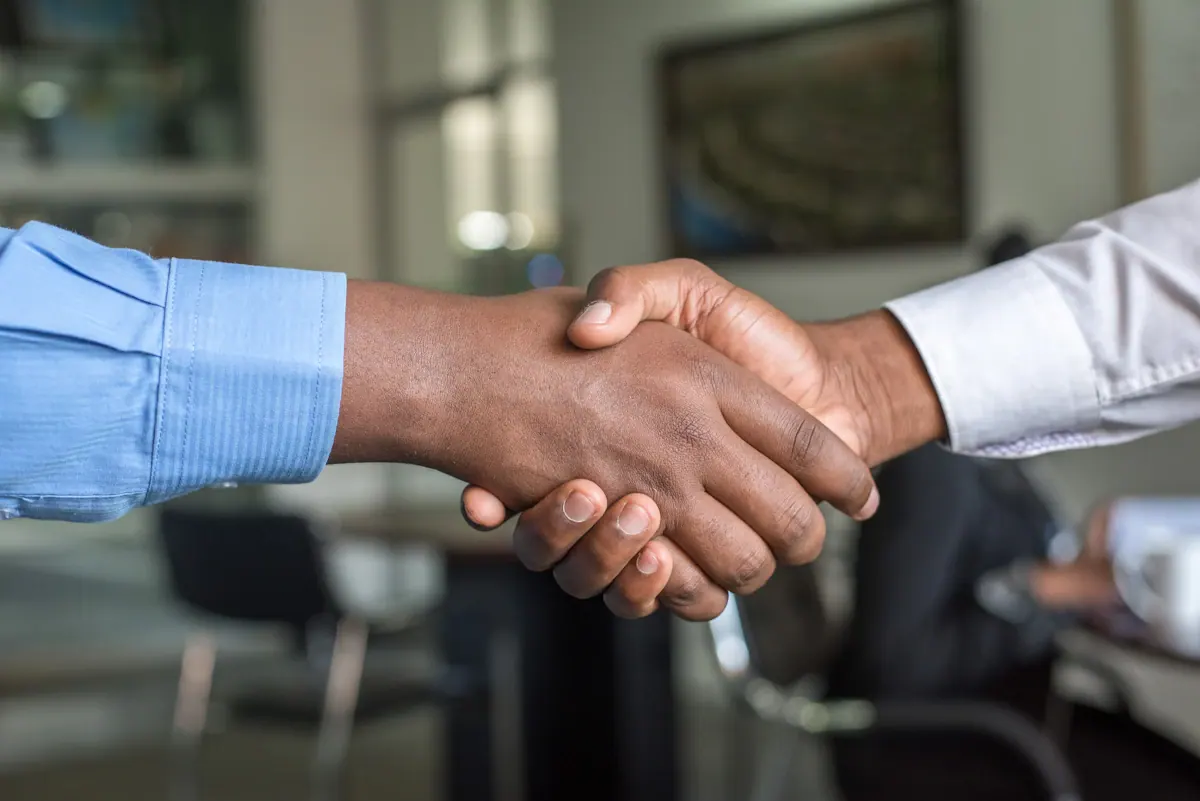 Aperto de mãos entre empresários